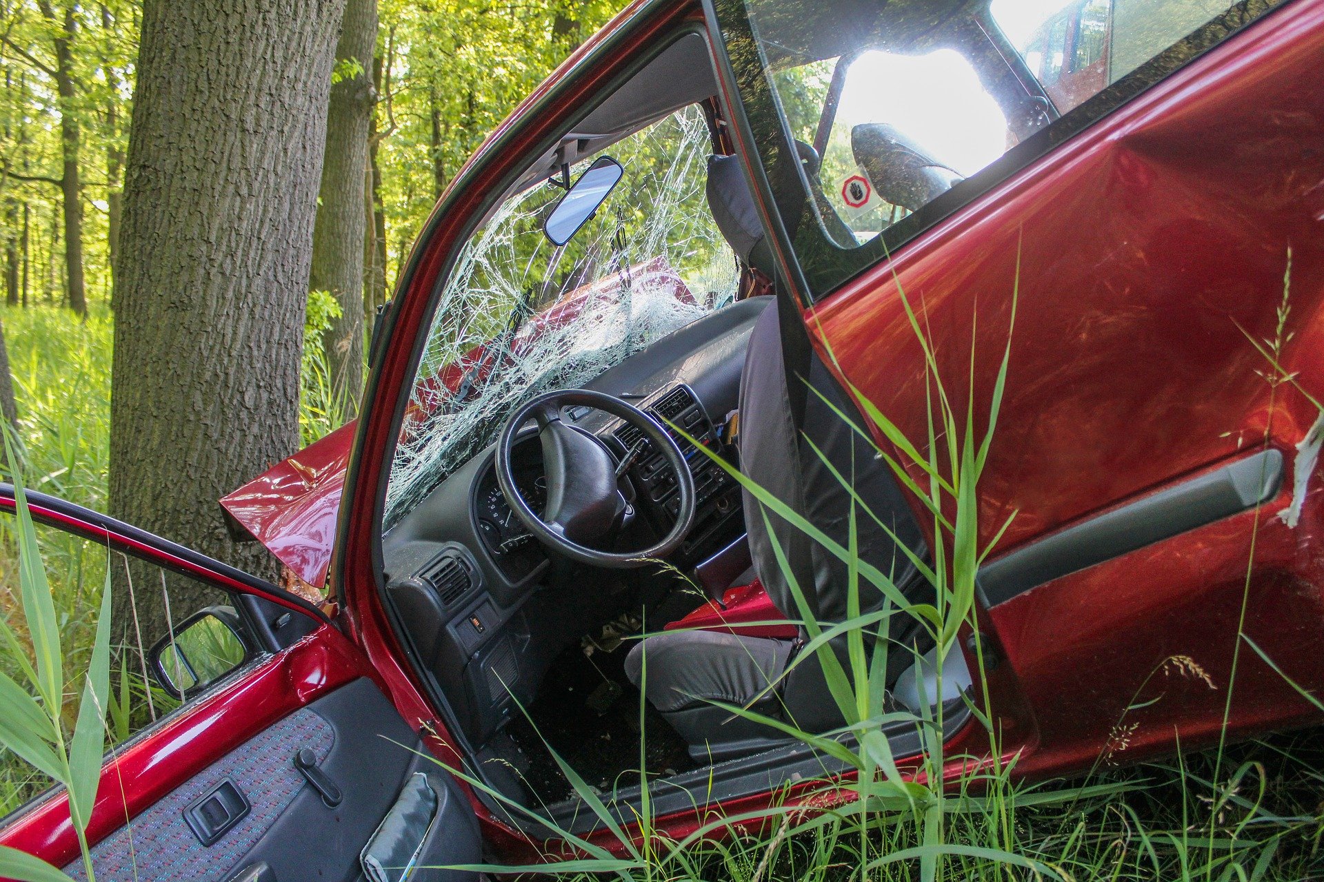 Renault uderzył w drzewo. Dwie osoby ranne – jedna w stanie ciężkim