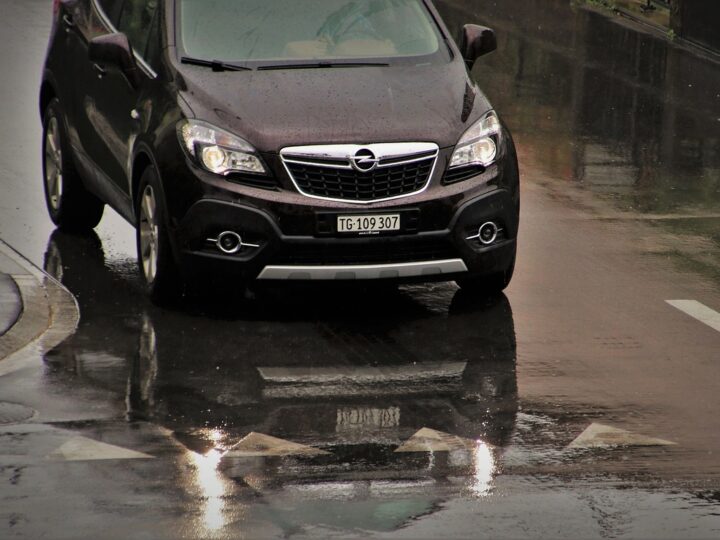 Wypadek w Siedlcach. Auto potrąciło 3 idących chodnikiem pieszych