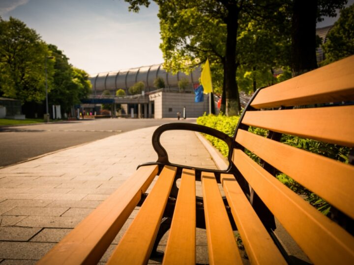 Zniszczone ławki w parku rekreacyjnym w Starej Kornicy – kiedy zostaną naprawione?