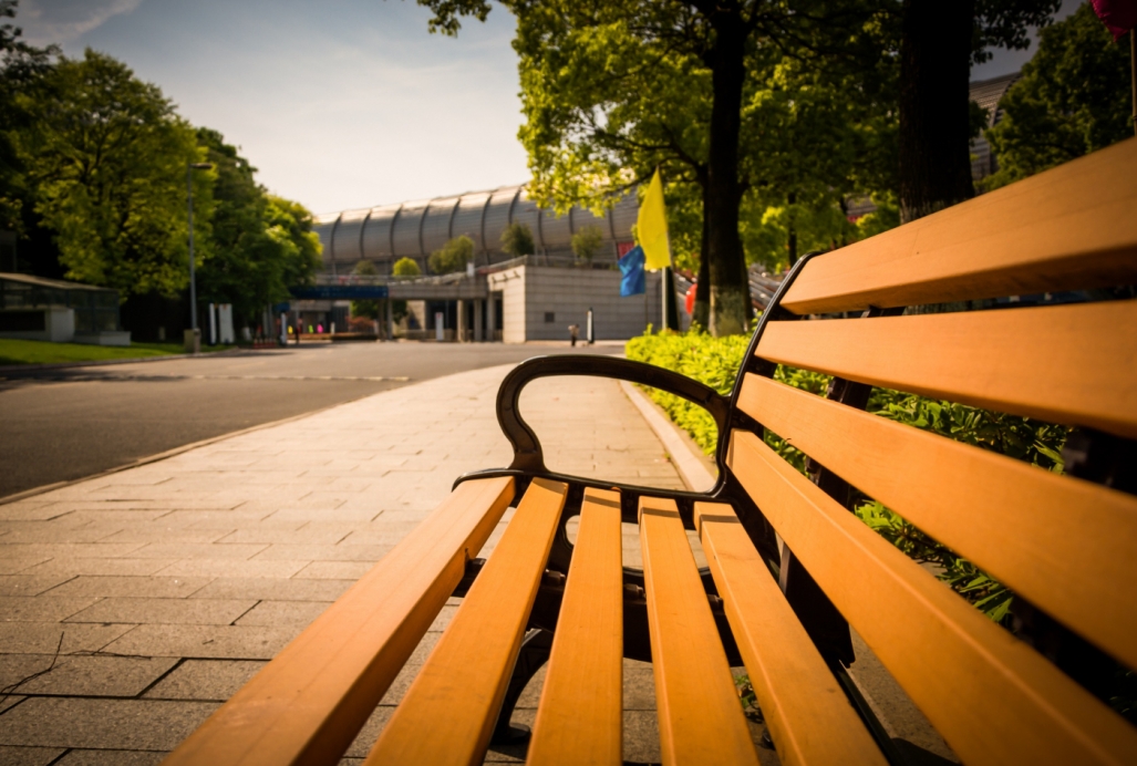 Zniszczone ławki w parku rekreacyjnym w Starej Kornicy – kiedy zostaną naprawione?