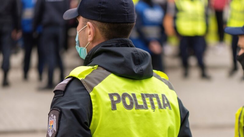 Bezpieczne poruszanie się po drodze – edukacja i odblaski od policjantów KMP Siedlce