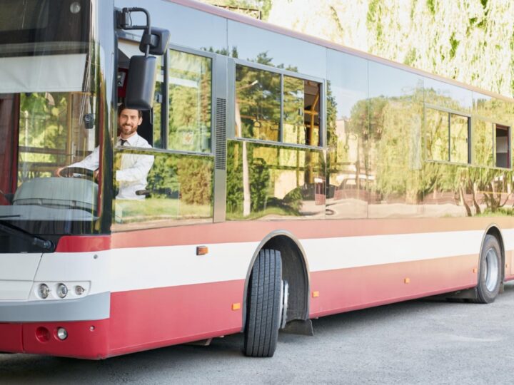 Autobus z siedmioma osobami na pokładzie uderzył w słup na drodze krajowej nr 2