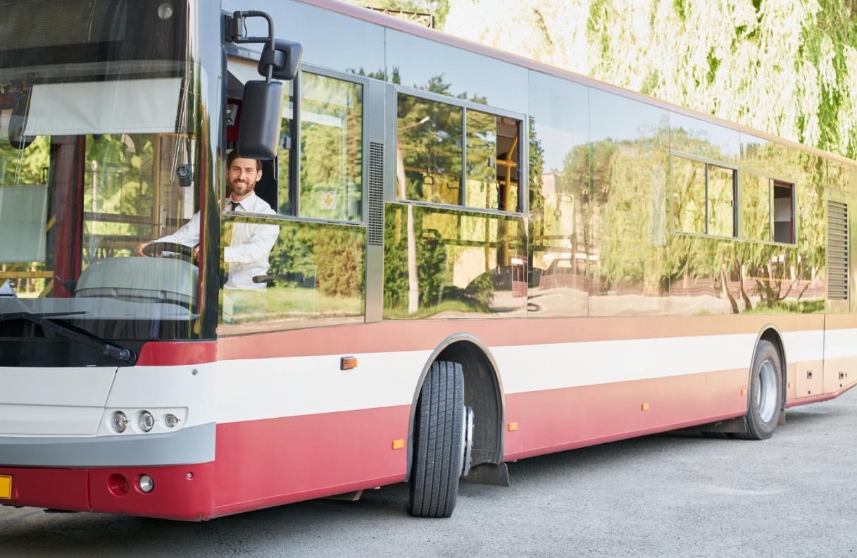 Autobus z siedmioma osobami na pokładzie uderzył w słup na drodze krajowej nr 2