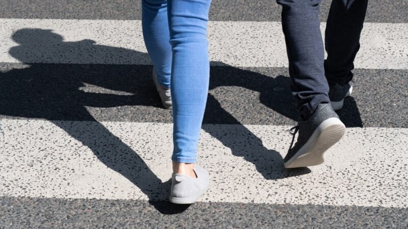 82-letni pieszy potrącony w Siedlcach – trafił do szpitala po wypadku z dostawczakiem