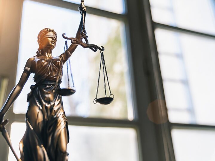 32-latka w rękach policji: 50 zarzutów za oszustwa kredytowe i inwestycje w kryptowaluty!