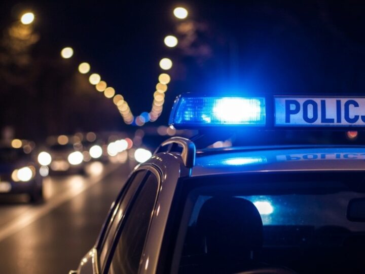 Policjantka w tarapatach: prokuratorskie zarzuty po „przyłapaniu” w mieszkaniu pseudokibica
