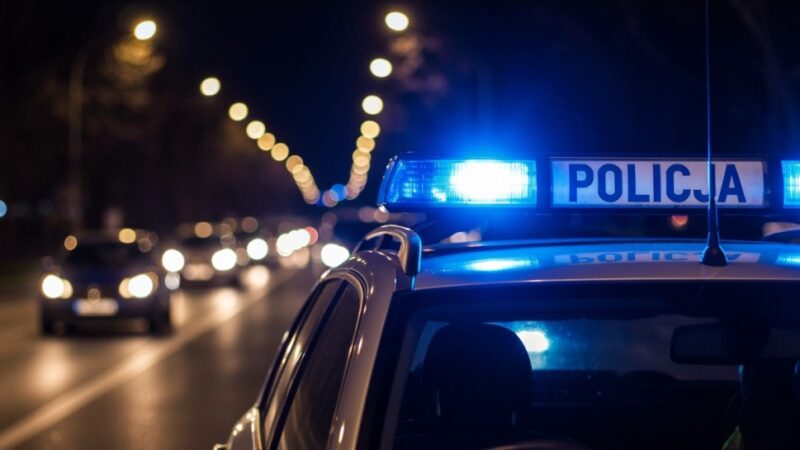 Policjantka w tarapatach: prokuratorskie zarzuty po „przyłapaniu” w mieszkaniu pseudokibica