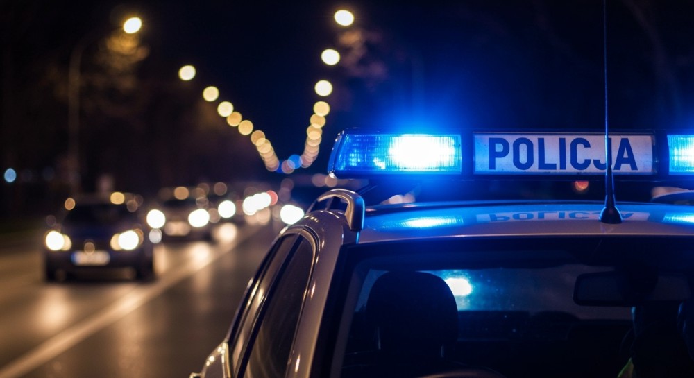 Policjantka w tarapatach: prokuratorskie zarzuty po „przyłapaniu” w mieszkaniu pseudokibica
