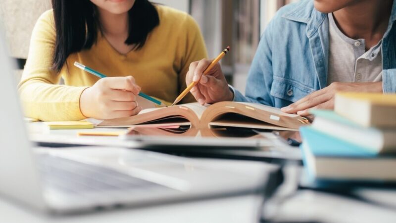 Pierwszy Krok w Szkołę: Uroczyste Pasowanie na Ucznia w Gminie Wiśniew