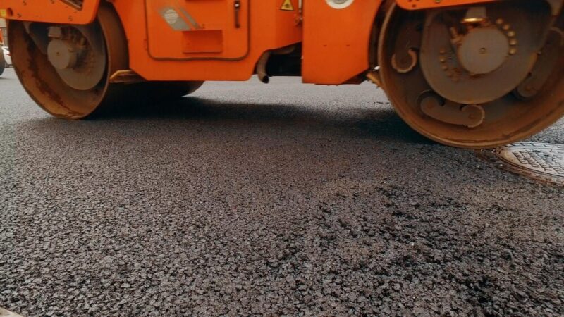 Utrudnienia na ulicy Południowej: Ostatni etap budowy drogi w Wiśniewie