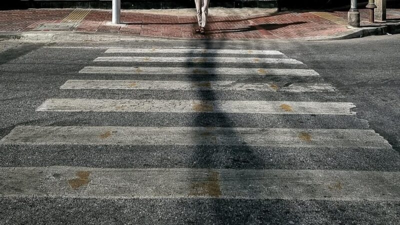 Nowa sygnalizacja świetlna przy szkole poprawia bezpieczeństwo pieszych