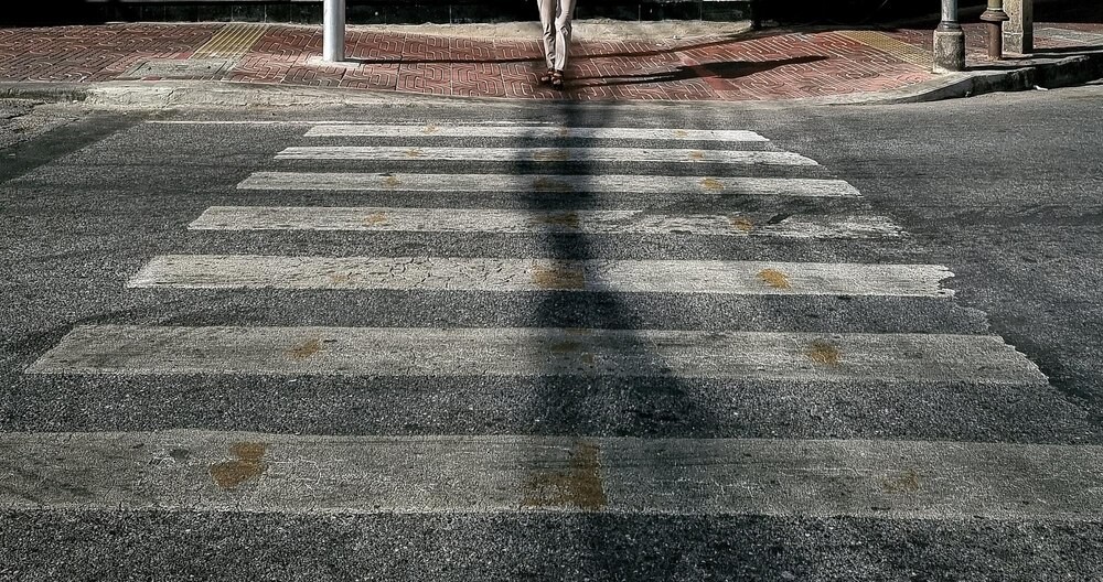 Nowa sygnalizacja świetlna przy szkole poprawia bezpieczeństwo pieszych