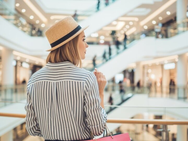 Jak bezpiecznie robić zakupy przed świętami i unikać przestępców?