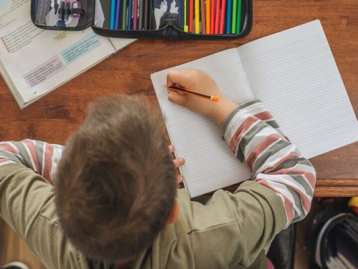 Policjanci uczą przedszkolaki bezpiecznych zimowych zabaw w Siedlcach