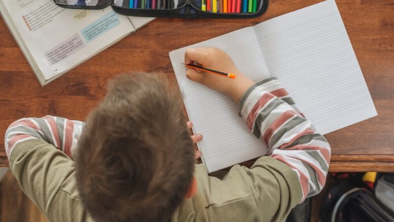 Policjanci uczą przedszkolaki bezpiecznych zimowych zabaw w Siedlcach