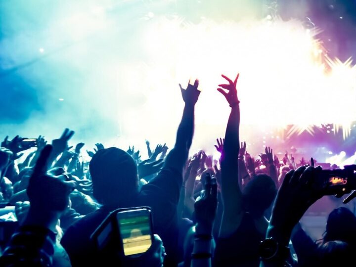 Seniorzy, zatańczcie z DJ Wiką – niezapomniane spotkanie już wkrótce!