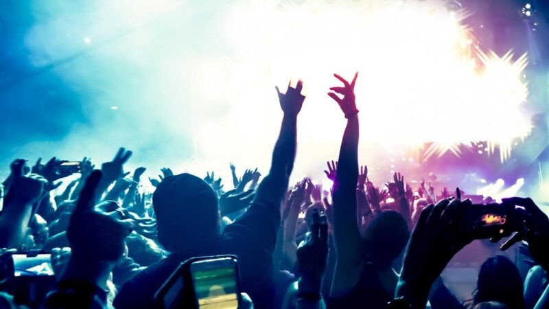 Seniorzy, zatańczcie z DJ Wiką – niezapomniane spotkanie już wkrótce!