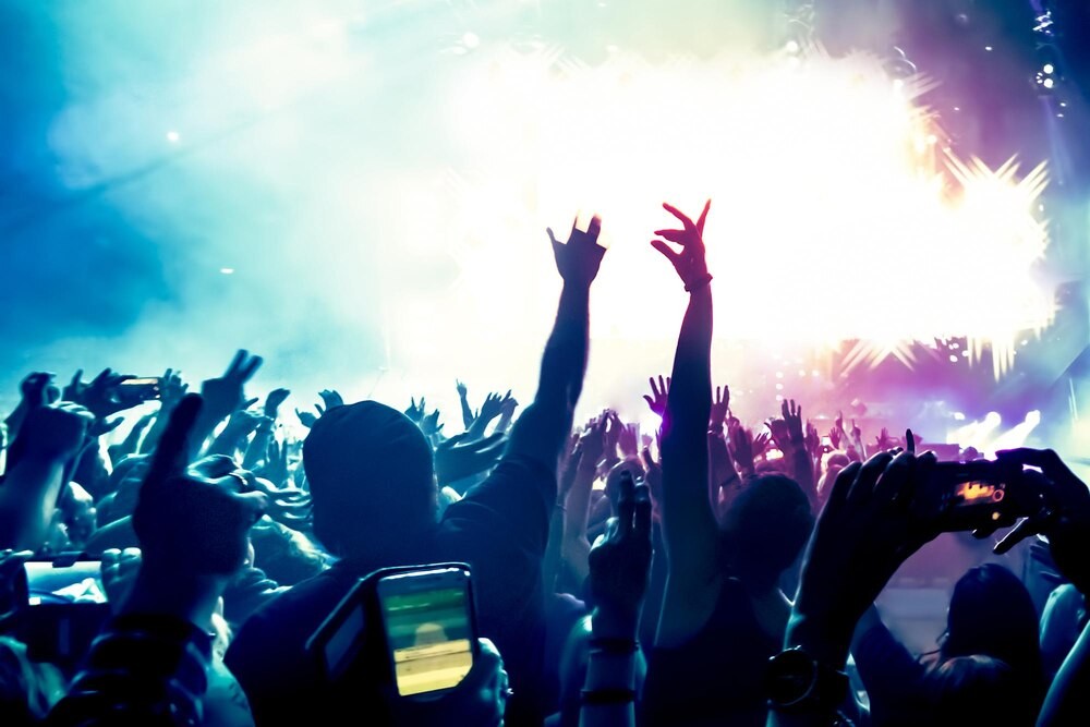 Seniorzy, zatańczcie z DJ Wiką – niezapomniane spotkanie już wkrótce!