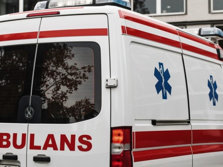 Wypadek karetki w Wiśniewie – cztery osoby ranne, droga zablokowana
