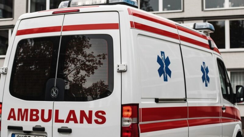 Wypadek karetki w Wiśniewie – cztery osoby ranne, droga zablokowana