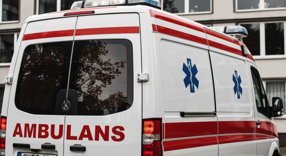 Wypadek karetki w Wiśniewie – cztery osoby ranne, droga zablokowana