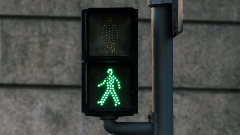 Bezpieczeństwo na drodze do szkoły – dzielnicowy edukuje uczniów