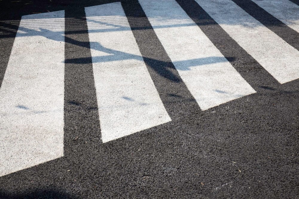 Bezpieczeństwo na drodze: Policjanci uczą uczniów zasad ruchu i znaczenia odblasków