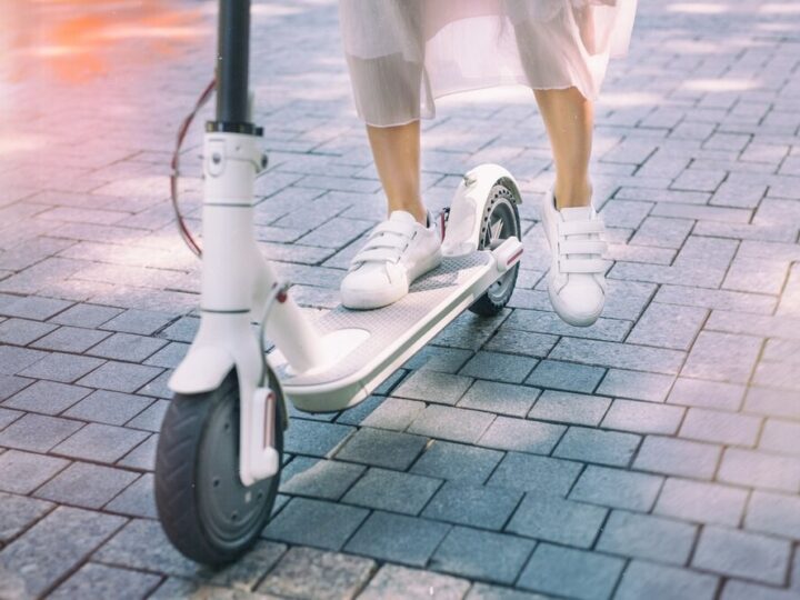 Bezpieczeństwo na drogach: Policja kontroluje użytkowników e-hulajnóg i e-rowerów
