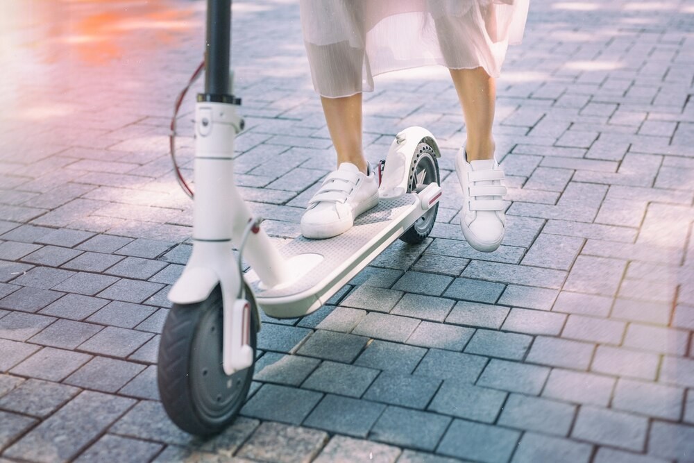 Bezpieczeństwo na drogach: Policja kontroluje użytkowników e-hulajnóg i e-rowerów